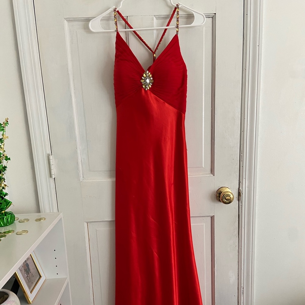 Long red dress. Crossed back